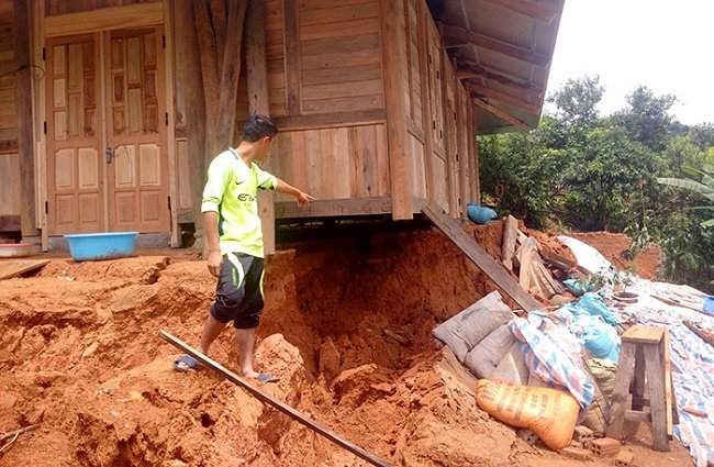 Mưa lớn gây sạt nền, trôi nghiêng công trình phụ của nhà dân huyện Điện Biên Đông.