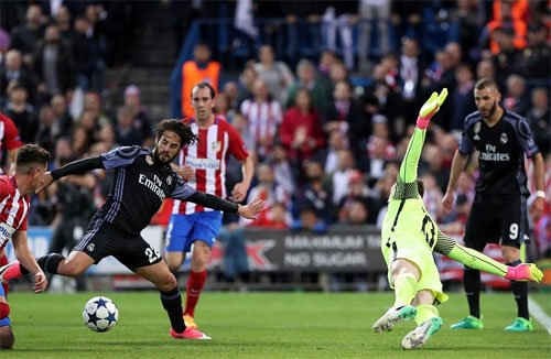  Isco  trở thành người hùng của đội khách khi sút bồi cận thành rút ngắn tỷ số xuống 1-2.