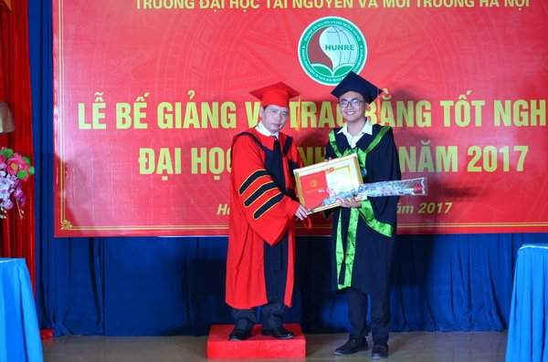 Thầy Hiệu trưởng trao bằng tốt nghiệp cho sinh viên trong lễ bế giảng và trao bằng tốt nghiệp cho sinh viên năm 2017 