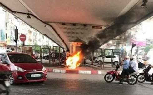 Chiếc xe máy bị Lê Văn Quang phóng hỏa trên phố