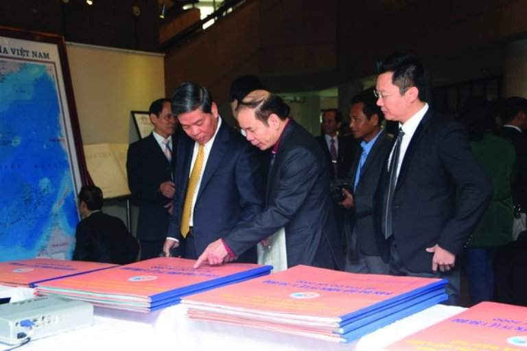 Nguyên Bộ trưởng Bộ TN&MT Nguyễn Minh Quang thăm gian hàng trưng bày bản đồ tại Lễ kỷ niệm ngành Đo đạc và Bản đồ. Ảnh: Hoàng Minh