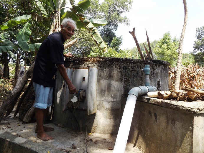 Người dân chỉ nguồn nước hút để lọc nước bỏ hoang lâu