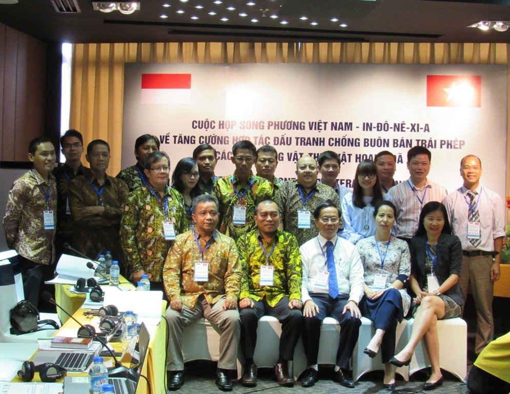 Chụp hình lưu niệm tại Cuộc họp song phương Việt Nam - Indonesia về tăng cường hợp tác đấu tranh chống buôn bán trái phép các loài động vật, thực vật hoang dã