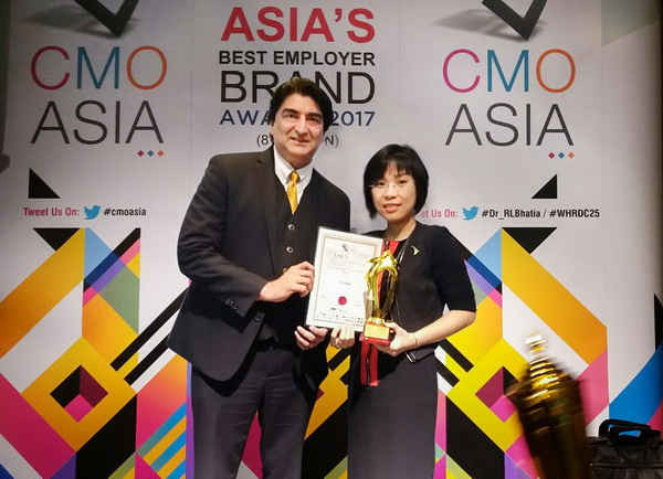 Bà Nguyễn Hải Tâm, Phó Chủ tịch thường trực Hội đồng điều hành Tập đoàn TTC nhận giải thưởng từ đại diện Tổ chức CMO ASIA