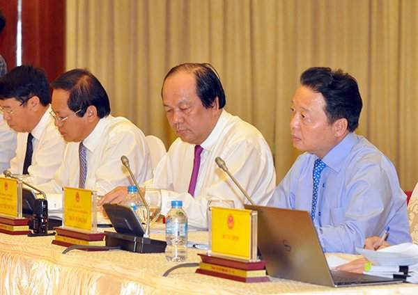 Bộ trưởng Bộ TN&MT Trần Hồng Hà (bìa phải) tại buổi họp báo chiều 3/8