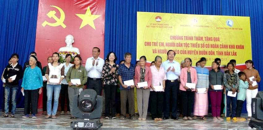 Lãnh đạo Ban Dân vận Trung ương, UBTƯMTTQ Việt Nam tặng quà cho trẻ em nghèo và gia đình có hoàn cảnh khó khăn huyện Buôn Đôn, tỉnh Đắk Lắk.