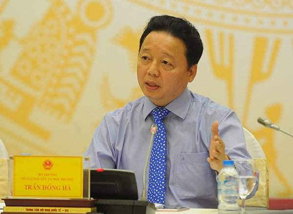 Bộ trưởng Bộ TN&MT Trần Hồng Hà trả lời phóng viên báo chí tại buổi Họp báo Thường kỳ Chính phủ chiều 3/8. Ảnh: Việt Hùng