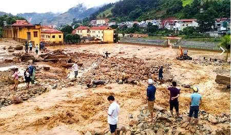 Thị trấn Mù Cang Chải ngập trong bùn đất