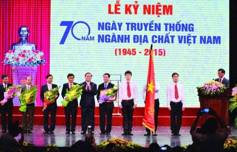 Ngành Địa chất Việt Nam đón nhận Huân chương Lao động hạng nhất. Ảnh: Hoàng Minh