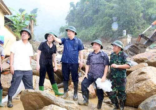  Phó Thủ tướng Trịnh Đình Dũng thị sát nơi xảy ra lũ quét ở Mù Cang Chải, Yên Bái ngày 3/8 - Ảnh: VGP/Xuân Tuyến