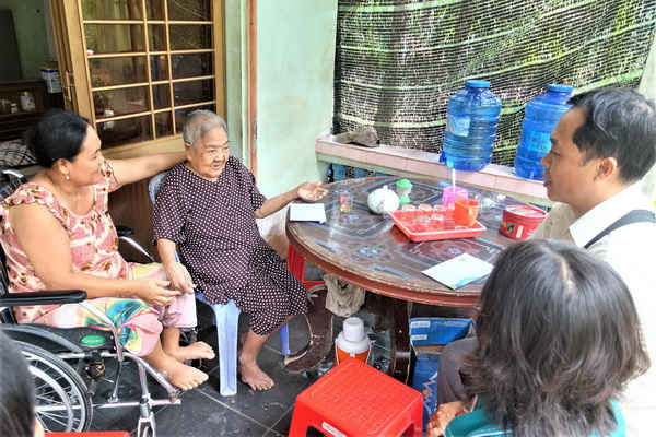Mẹ Đặng Thị Dương, trú tại xã Lương Phú, tỉnh Bến Tre vui mừng tiếp chuyện với đại diện Vinamilk