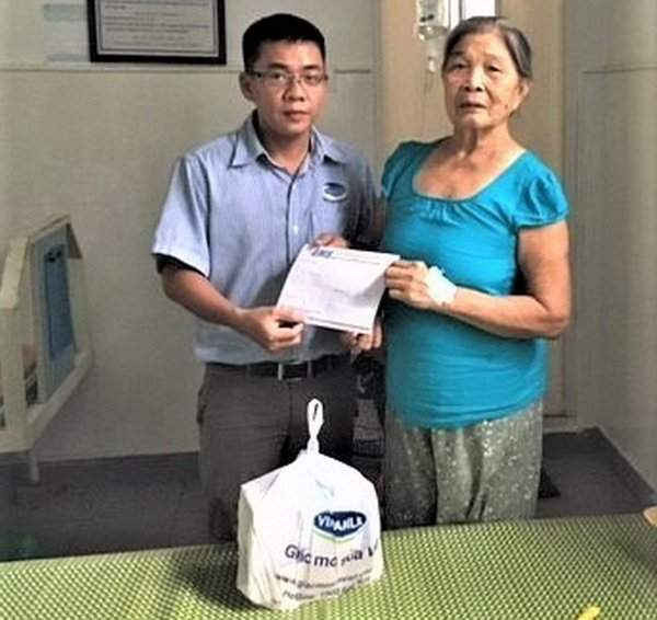 Đại diện Vinamilk thăm hỏi, động viên và trao quà cho mẹ Nguyễn Thị Nhung, trú tại Cẩm Hà, Hội An, Quảng Nam. 