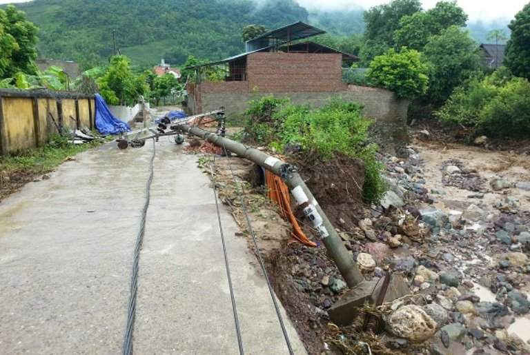 Mưa lũ đã gây gẫy, đổ nhiều cột điện hạ thế tại huyện Mường La (Sơn La) - Ảnh Ngọc Diệp