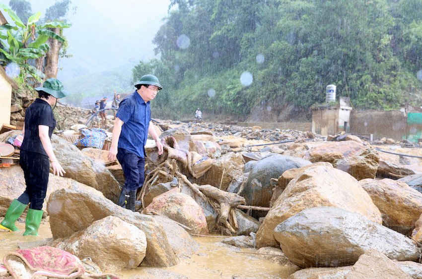 Phó Thủ tướng Trịnh Đình Dũng thị sát nơi xảy ra lũ quét ở Mù Cang Chải, Yên Bái ngày 3/8. Ảnh: VGP/Xuân Tuyến