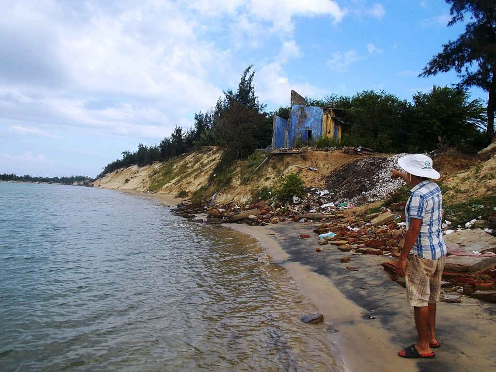 Xây kè chống sạt lở là giải pháp tạm thời để bờ biển xã đảo Tam Hải