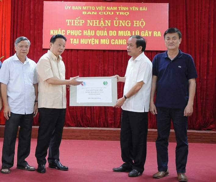 Bộ trưởng Bộ TN&MT Trần Hồng Hà đã trao 600 triệu đồng và 200 bộ giường tầng giúp Yên Bái khắc phục hậu quả lũ lụt.