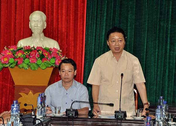 Bộ trưởng Bộ TN&MT Trần Hồng Hà (bên phải) và Chủ tịch UBND tỉnh Yên Bái Đỗ Đức Duy đã chủ trì buổi làm việc