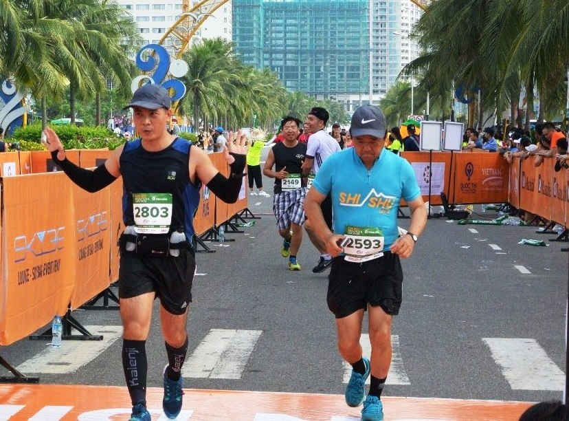 Các vận động viên trên đường về đích ở cự ly 21km tại Cuộc thi Marathon Quốc tế Đà Nẵng