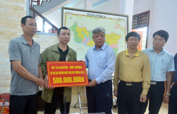 Thứ trưởng Nguyễn Linh Ngọc thay mặt Bộ TN&MT trao tặng 500 triệu đồng hỗ trợ huyện Mường La.