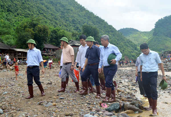 Thứ trưởng Nguyễn Linh Ngọc cùng đoàn công tác thị sát công tác khắc phục hậu quả mưa lũ tại xã Nặm Păm, huyện Mường La.