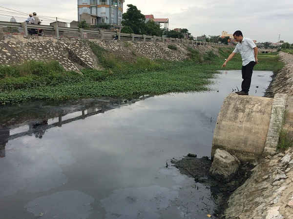 Vị trí cống xả thải ra kênh dọc đường Quốc lộ 1A