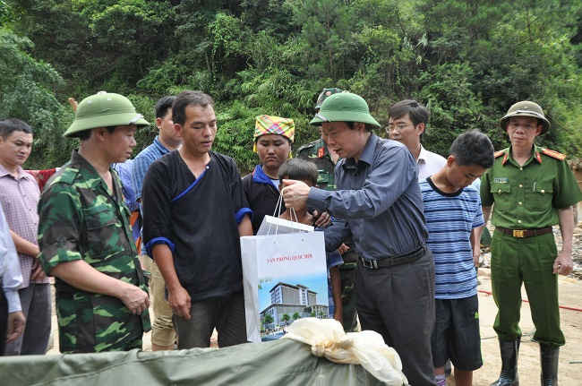 Phó Chủ tịch Quốc hội Phùng Quốc Hiển đã trao hỗ trợ cho gia đình các nạn nhân bị thiệt hại do mưa lũ tại Mù Cang Chải.