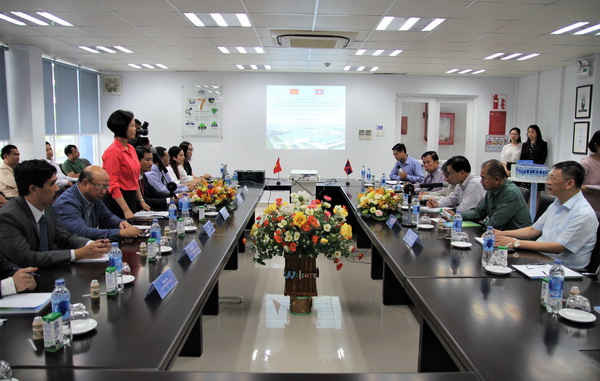 Vinamilk vinh dự đón tiếp đoàn Đại biểu Đảng Nhân dân cách mạng Lào tới thăm và làm việc tại Nhà máy Sữa Việt Nam
