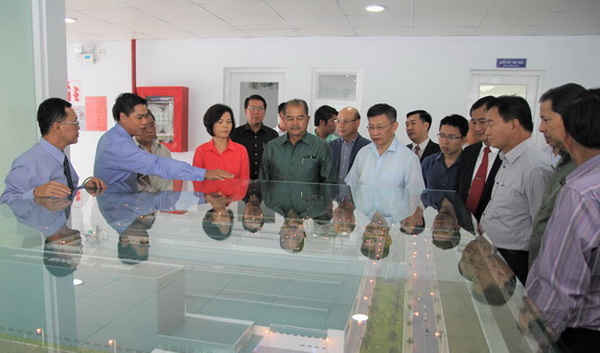 Đoàn Đại biểu Đảng Nhân dân cách mạng Lào quan sát mô hình thu nhỏ của Nhà máy Sữa Việt Nam