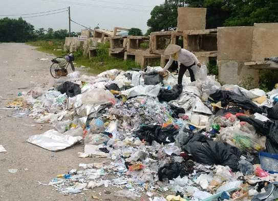 Thị xã Chí Linh luôn nhức nhối tình trạng rác thải bừa bãi, vì không có bãi chon lấp rác tập trung.