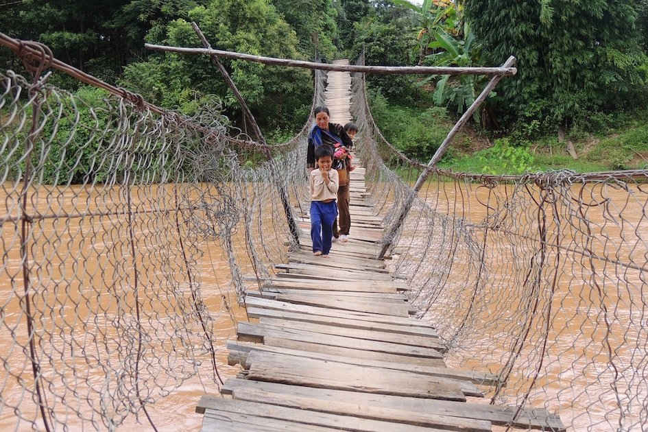 Người dân thôn 13, xã Đắk Pxi đang phải đối mặt với nhiều nguy hiểm luôn dình dập từ cầu treo hư hỏng nặng.
