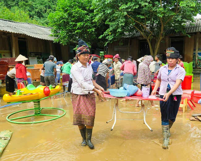 Người dân xã Mường Lói, huyện Điện Biên khắc phục hậu quả do mưa lũ gây ra.
