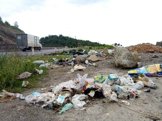 Đèo Lý Hòa trở thành điểm tập kết rác thải, phế liệu