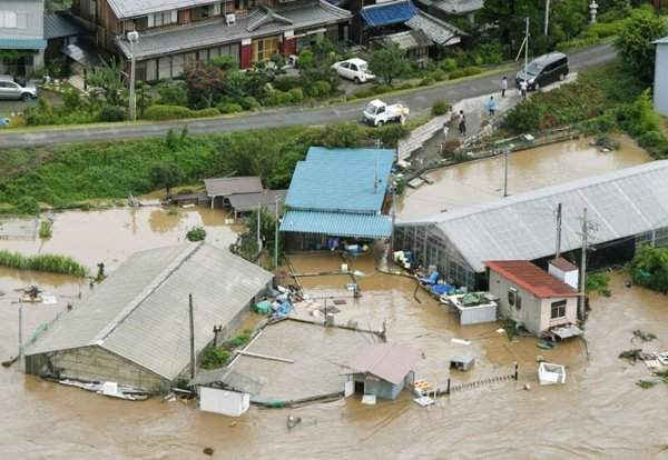 Các tòa nhà và công trình bị ngập bởi lũ sông ở Nagahama, phía Tây Nhật Bản khi mưa lớn do bão Noru đổ bộ gây ra vào ngày 8/8/2017. Ảnh: Kyodo/REUTERS