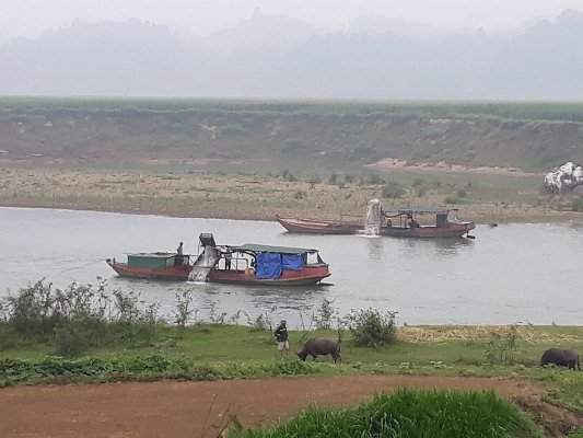 Hai tàu hút cát trái phép tại xã Đỉnh Sơn, huyện Anh Sơn.