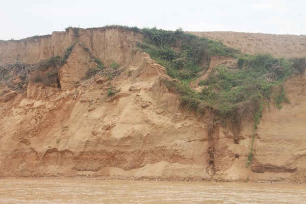 Nhiều khúc sông bị sạt lở nghiêm trọng do “cát tặc”.