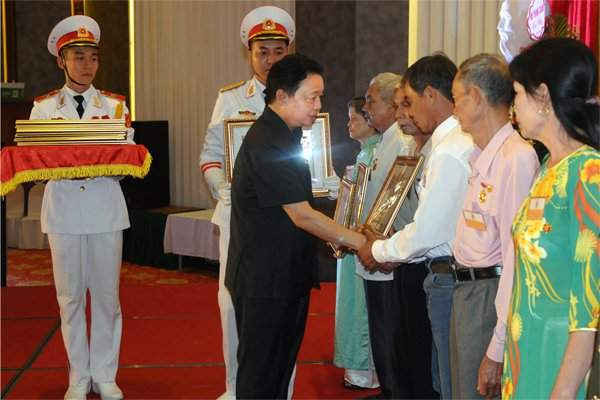 Bộ trưởng Bộ Tài Nguyên và Môi trường tặng bằng khen Vinh danh những tấm lòng nhân hậu vì nạn nhân chất độc da cam