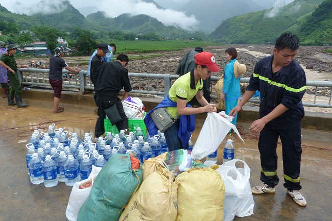 Các tổ chức, cá nhân tiếp tục vận chuyển hàng hỗ trợ tới người dân Mường La