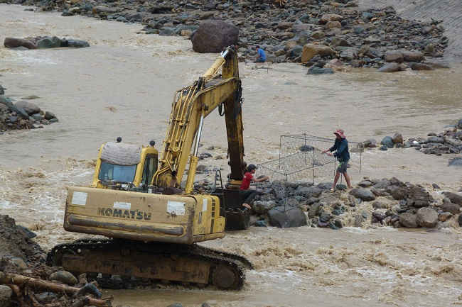 Huyện Mường La đã hoàn thành ngầm rọ thép qua suối đảm bảo giao thông qua lại và thông xe vận chuyển hàng hỗ trợ