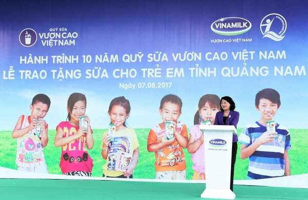 Bà Đặng Thị Ngọc Thịnh – Phó Chủ tịch nước phát biểu tại buổi lễ trao sữa