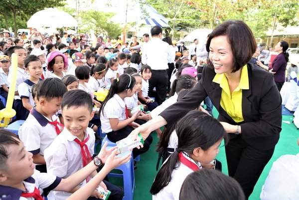 Bà Bùi Thị Hương – Giám đốc Điều hành Vinamilk trao sữa cho các em học sinh