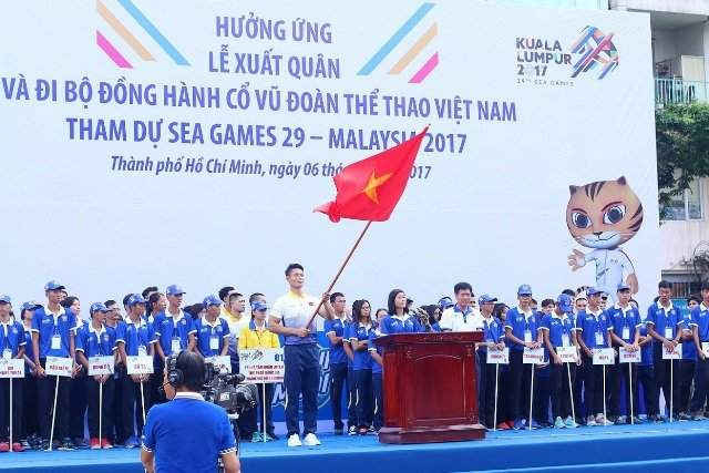 Vận động viên điền kinh quốc gia Lê Tú Chinh thưc hiện ngh thức tuyên thệ