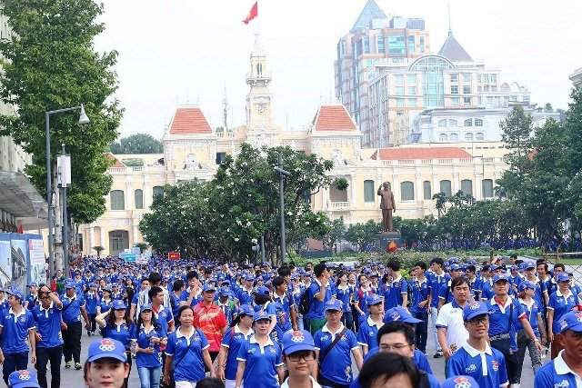 Hàng ngàn người trong màu xnah Number 1 Active đi thành đoàn trên phố đi bộ Nguyễn Huệ