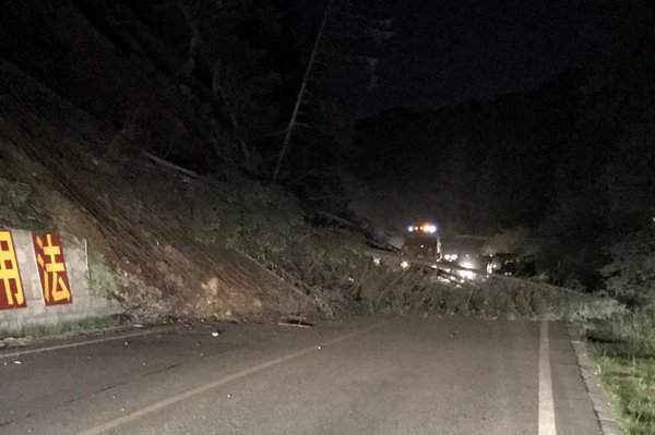 Những cây đổ chặn ngang đường sau trận động đất xảy ra tại huyện Cửu Trại Câu, quận Ngawa, tỉnh Tứ Xuyên, Trung Quốc vào tối 8/8/2017. Ảnh:  CNS / Chen Yunhua qua REUTERS