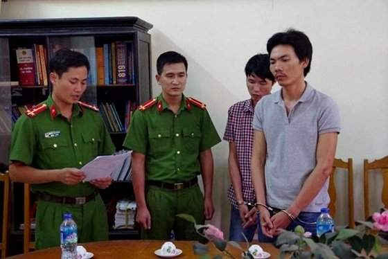 Cơ quan CSĐT thi hành lệnh bắt Huân và Thái. (ảnh Công an nhân dân).