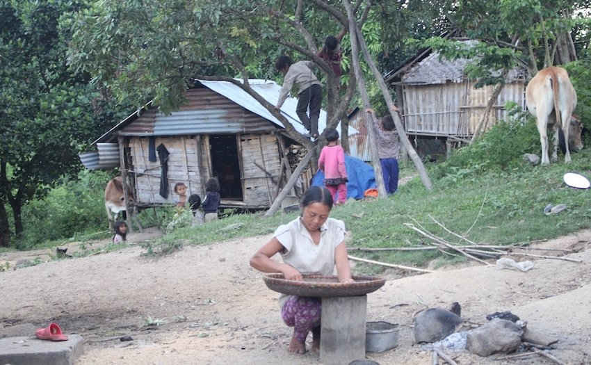 Cuộc sống thiếu thốn của người dân làng Tung, làng Gút trong rừng sâu.