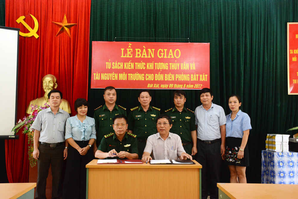 Lãnh đạo TTKTTVQG cùng lãnh đạo Ban chỉ huy quân sự tỉnh Lào Cai ký thỏa thuận bàn giao tủ sách khí tượng thủy văn.