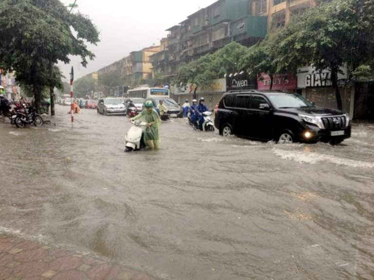 Hà Nội thường xuyên ngập sâu sau mưa lớn.