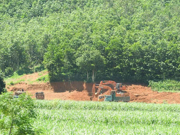 1. Công trường khai thác quặng phụ gia xi măng trái phép tại thôn Cát Thành, xã Thành Tân.