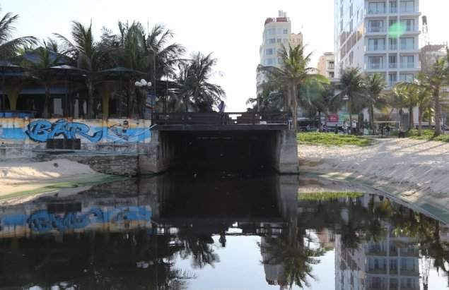 Nước thải từ cửa xả đổ thẳng ra biển không chỉ gây ô nhiễm mà còn ảnh hưởng đến du lịch biển Đà Nẵng
