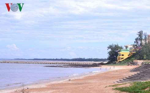 Bãi tắm Cửa Tùng bị xói lở một phần do xây dựng kè chắn sóng ở phía bờ Nam.